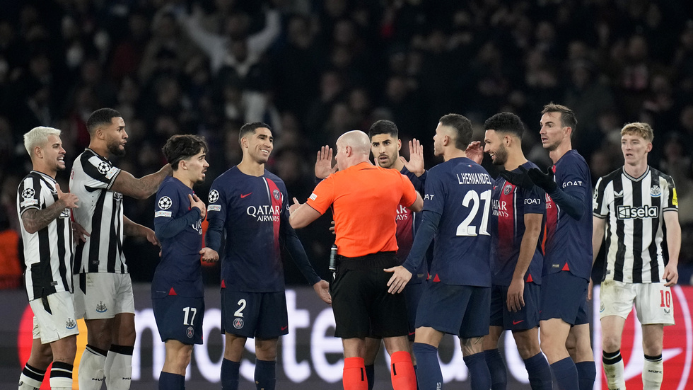 En sen och kontroversiell straffspark räddade PSG mot Newcastle.
