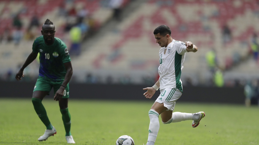Youcef Atal, till höger, under en landskamp med Algeriet. Arkivbild.