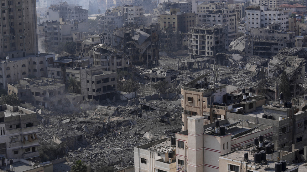 Kriget mellan Israel och Hamas, som startade efter Hamas fruktansvärda terrordåd, är en av orsakerna bakom att 2023 blev ett skitår. På bilden Gaza City efter Israeliska bombningar i oktober.