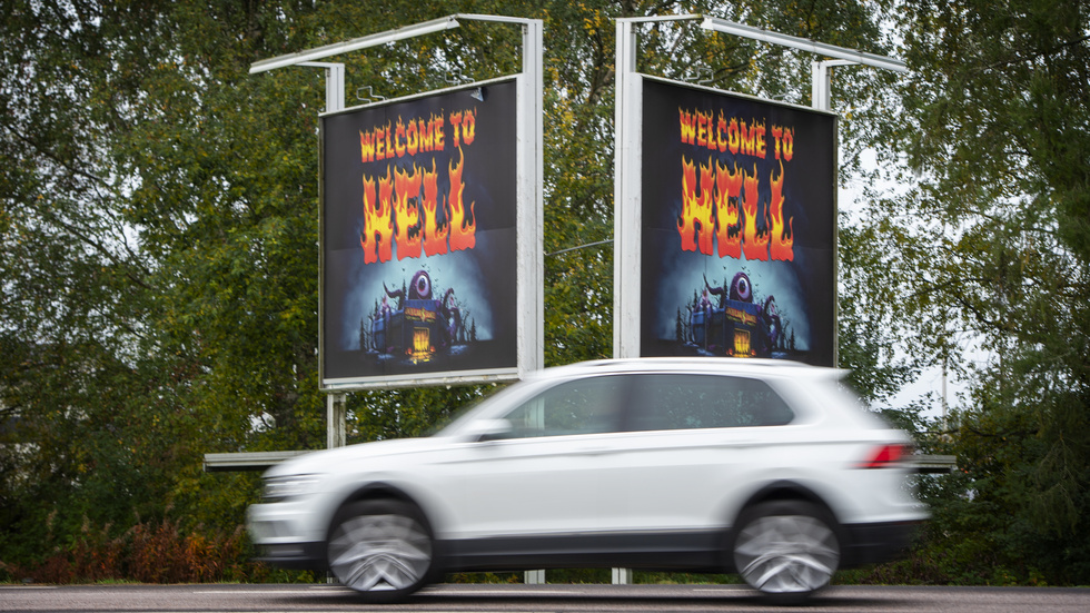 Lågprisbolagets reklamkampanj får kritik från kyrkan.