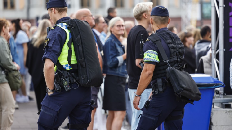 Poliser med förstärkningsvapen patrullerar under Stockholms kulturfestival efter att terrorhotnivån höjts från en trea till en fyra på den femgradiga skalan. Arkivbild.