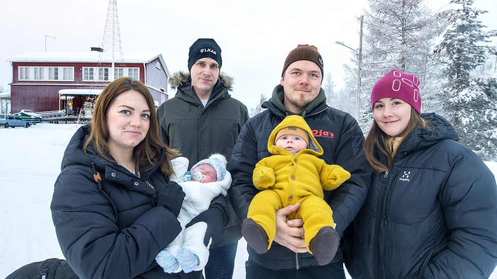 Inte på 30 år har det fötts en bebis i byn, förrän nu. Stolta föräldrar till byns yngsta är Tomas Fredriksson och Marie Sigefjäll, och till lille Elis, 3 månader, Erik Oja och Emelie Lundgren.  