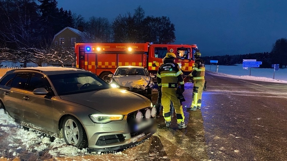 Två personbilar krockade i en korsning i Fjärdhundra på torsdagseftermiddagen.