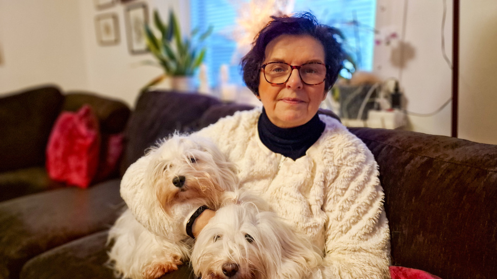 Päivi Kääriä och hennes man satt hemma och tittade på skidor när huset plötsligt började röra på sig. "Det var väldigt obehagligt.", säger hon.