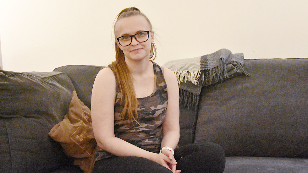 Familjen har alltid fått kämpa för att Rebecca Lindberg ska få den hjälp hon behöver för att inte dö. Nu är hon 29 år och måste själv ta striden som krävs för rätten att överleva.