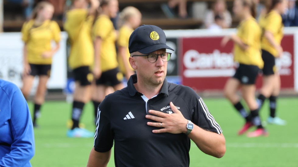 Vimmerby IF:s tränare David Lindgren lider med Joakim Storm.