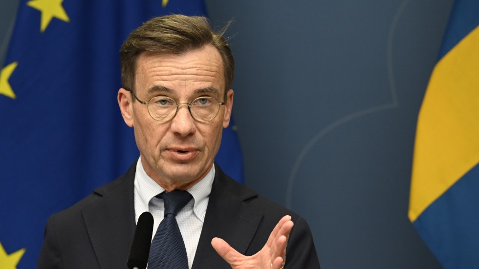 Statsminister Ulf Kristersson (M) tog i från tårna i helgen när han meddelade att regeringen är beredd att öka statsbidragen för att stoppa uppsägningar i sjukvården. Hur det ska gå till är dock desto mer oklart.