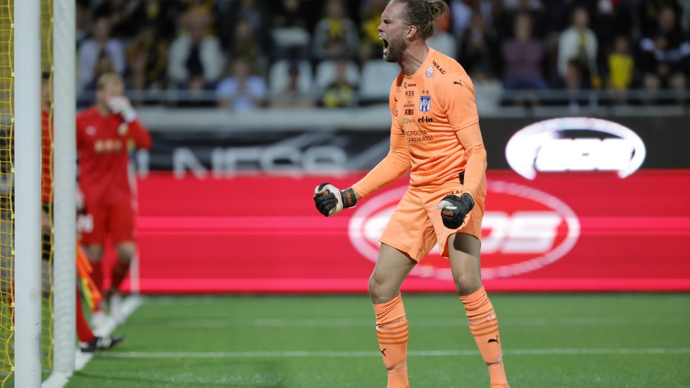 Jonatan Johansson, svensk målvakt i färöiska Klaksvik, jublar under den avgörande straffläggningen mot Häcken i Champions League-kvalet.