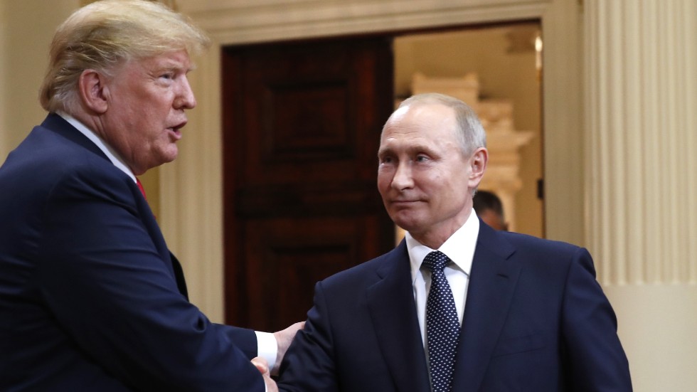 Donald Trump och Vladimir Putin på presskonferens i Helsingfors 2018. Trump spelade där med i Putins ryska desinformation och misstänkliggjorde USA:s detaljerade brottsutredningar om ryska statliga agenter som  hjälpt Trump inför valet 2016.   