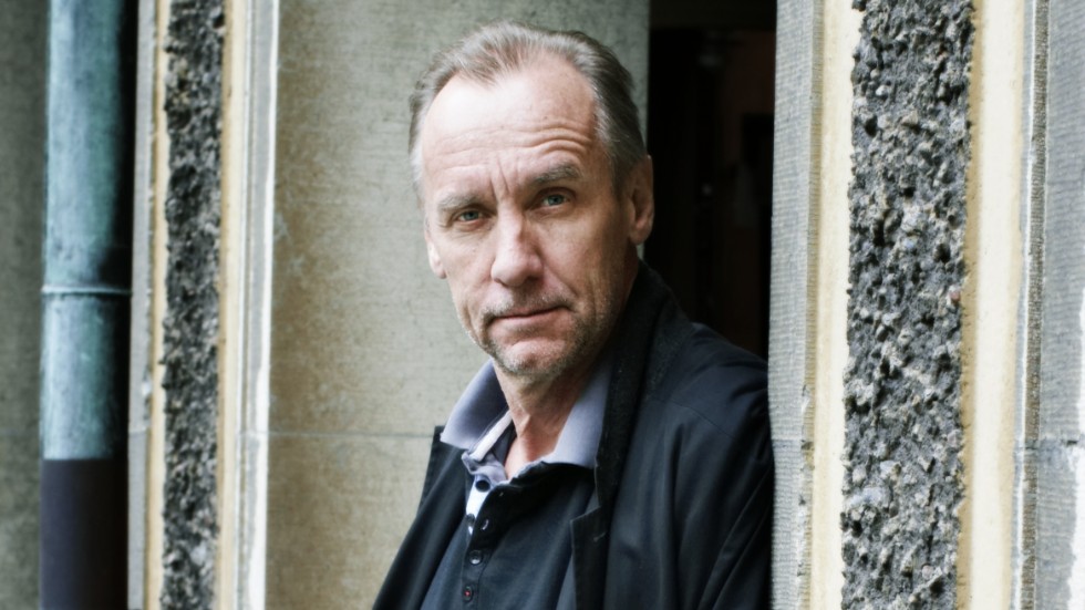Håkan Nesser är en av Sveriges mest kända deckarförfattare. Senast gav han 2022 ut boken "En främling knackar på din dörr".
