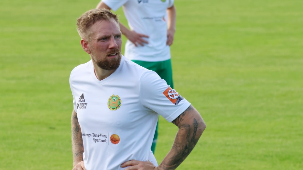 Alexander Gustafsson står i valet och kvalet om han ska fortsätta spela i Hultsfreds FK eller inte. "Det lutar åt att jag spelar vidare". 