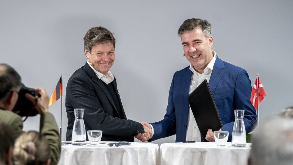 Grannministrar med gemensamma problem, i länder som länge haft för mycket fossilgas och för lite kärnkraft. Tysklands gröne näringsminister Robert Habeck (tv) och Danmarks borgerlige energiminister Lars Aagaard, när de tidigare i år enades om en pipeline för vätgas.