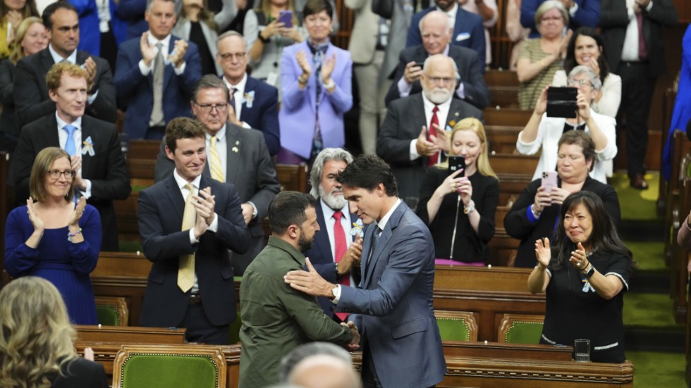 Ukrainas president Volodymyr Zelenskyj, till vänster, tas emot av Kanadas premiärminister Justin Trudeau i parlamentet i Ottawa.