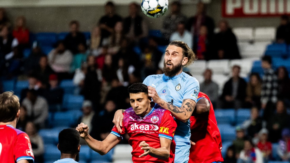 230922 Helsingborgs Amar Muhsin och AFC Eskilstunas Ali Suljic.