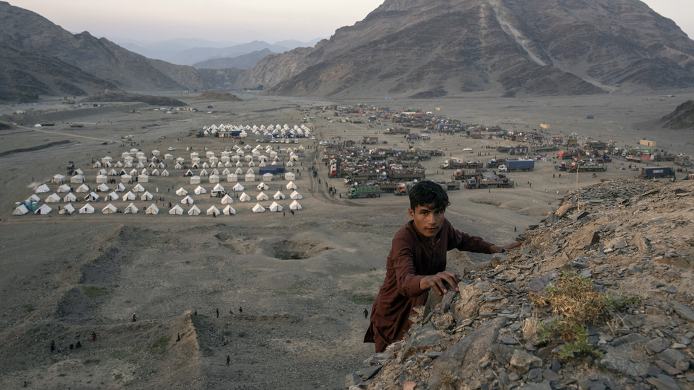 En överblick av ett flyktingläger nära gränsövergången Torkham, där afghaner som just hade korsat gränsen blev placerade. Bilden togs den 3 november.