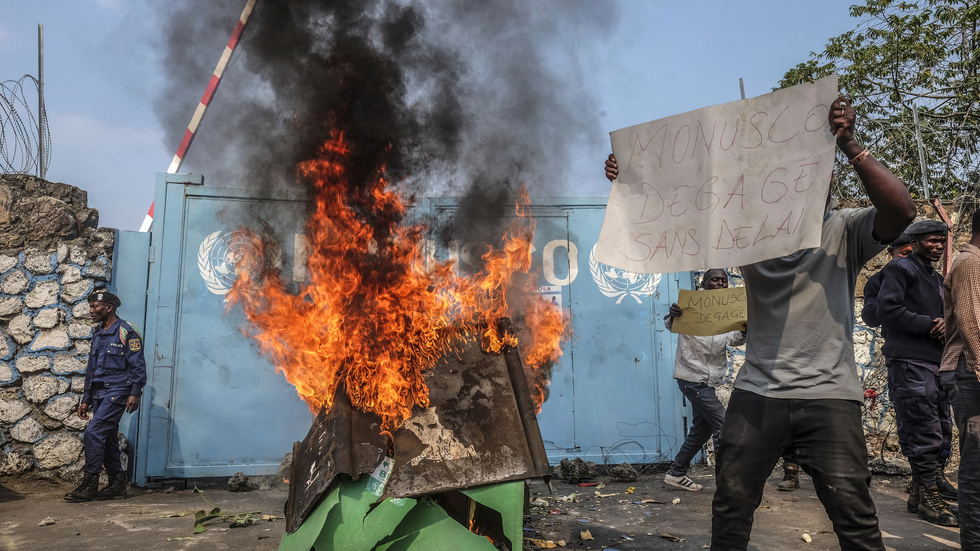 En demonstrant i Kongo-Kinshasa protesterar mot FN:s närvaro och kräver på ett plakat att "Monusco måste lämna omedelbart".