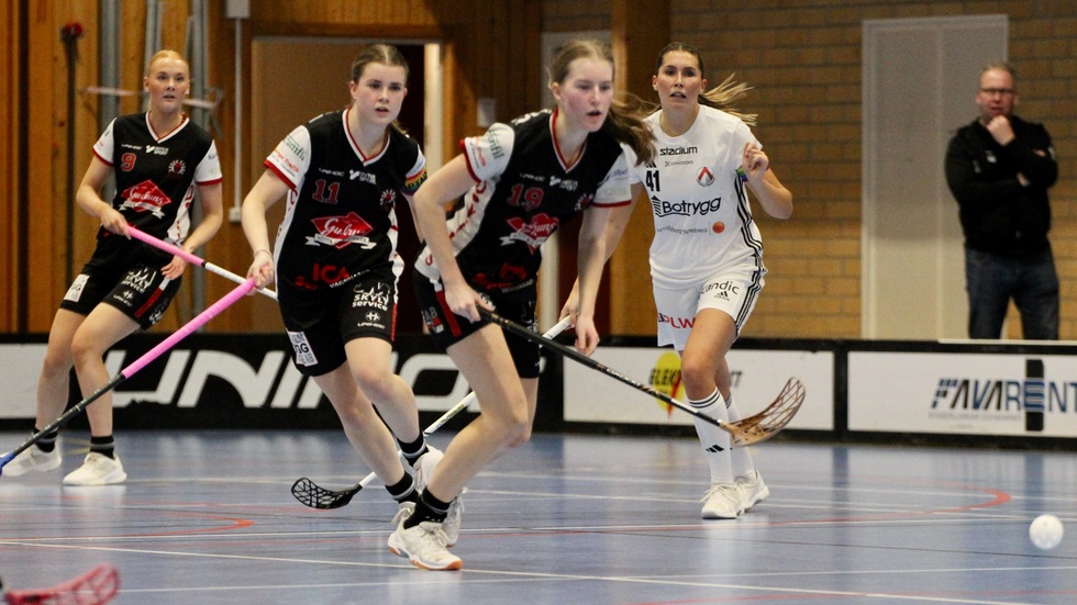 Det finns tre systrar som spelar innebandy i Trosa Edanö. På bilden syns Ronja Vildelin och bakom henne Tilda Vildelin.