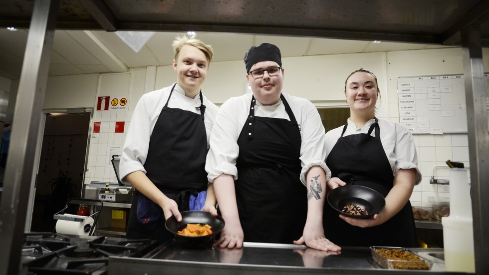 Lucas Pollmeier, Brandon Lupala och Stella-Marie Szabo går tredje året på Nyköpings restaurangskola och har redan hunnit laga en hel del julmat.