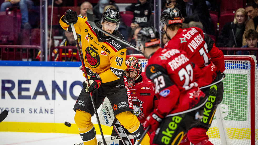Luleås Oscar Eklind framför Malmö Redhawks målvakt Daniel Marmenlind under ishockeymatchen i SHL mellan Malmö Redhawks och Luleå den 7 oktober 2023 i Malmö.