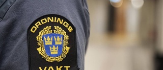 Klöste vakt i ansiktet – döms