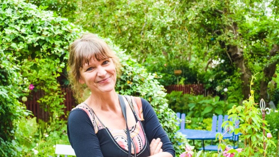Initiativtagare. Eva Lundgren Stenbom stod själv för ett av stoppen på rundan. Här i trädgården visade hon upp foton från –68 och så delades minnen från gamla tiders Röda stan.