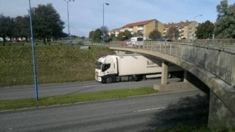 Flera långtradare har de senaste åren kört fast under viadukten på Riksvägen. Den här bilden är från oktober 2011.