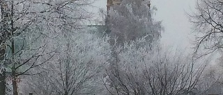 Staden täckt av frost