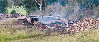 Lada totalförstördes i brand