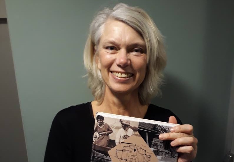 Eva Berglund Thörnblom med den nya boken.