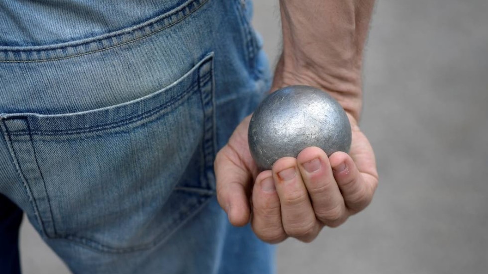 PRO boule i Ödeshög har fått fönster krossade på sin klubbstuga vid Klockargårdsängen.