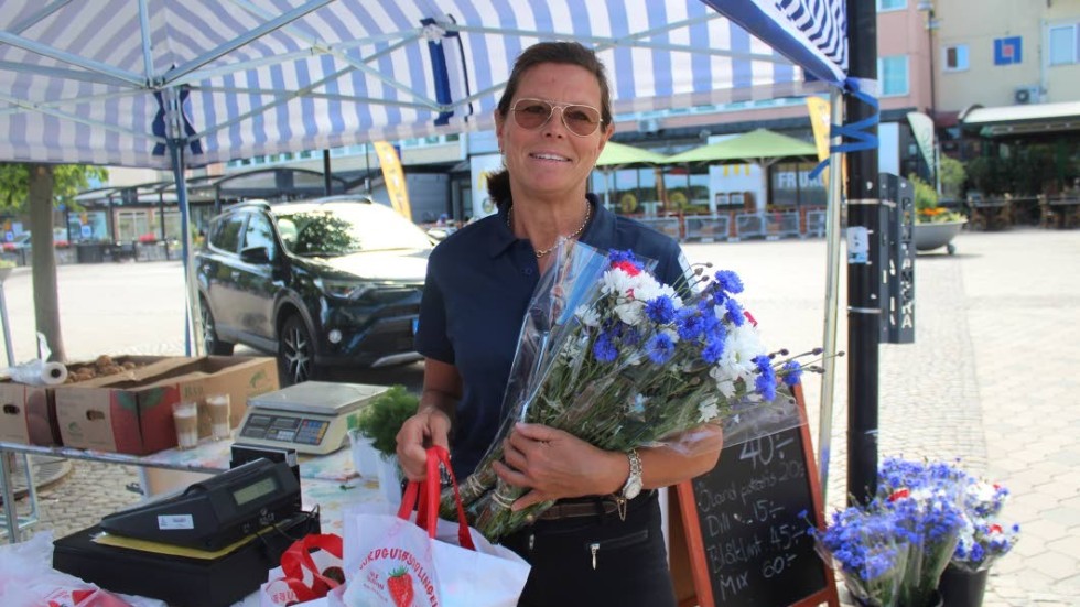 Christina Glemme passade på att köpa både jordgubbar och blåklint till midsommar.