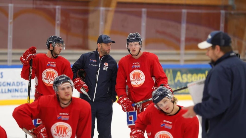Mattias Karlin gav instruktioner samtidigt som Gabriel Desjardins fick specialråd av Micke Johansson.