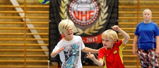 Se bilderna från handbollsfesten