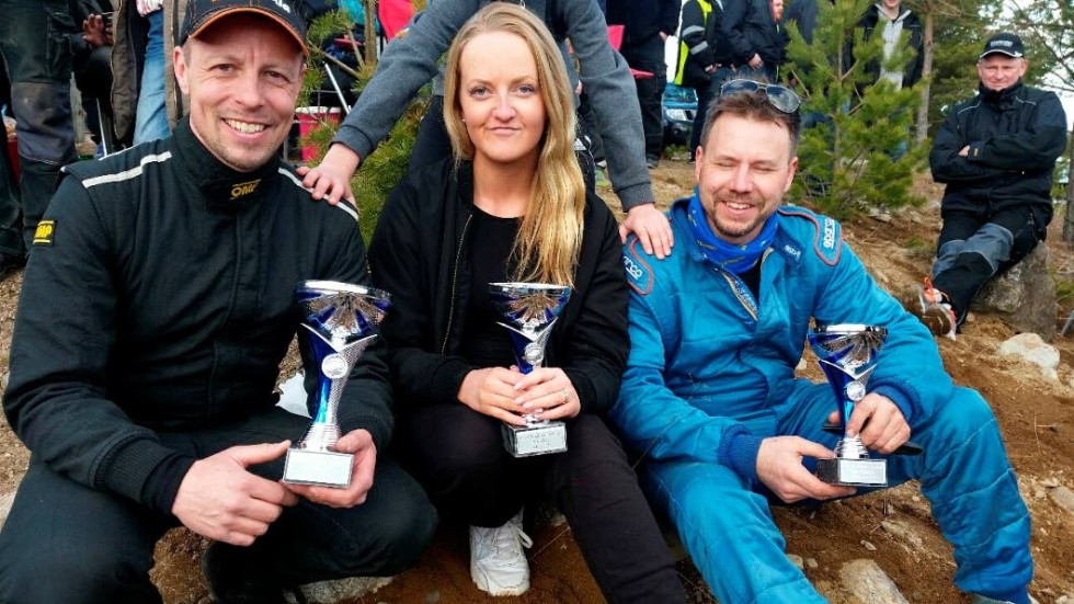 PRISTAGARE. SMK Motalas Fredrik Karlsson, Elin Forslöv och Jimmy Rask tog alla hem pokal i helgens folkracetävling i Degerfors.