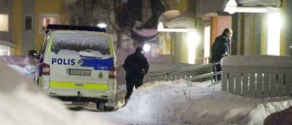 EXTRA: Pistolbeväpnad man i bostadsområde