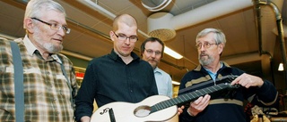 De byggde Strindbergs gitarr – bit för bit