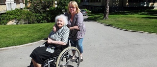 Mary, 87, lämnades själv på gatan mitt i natten