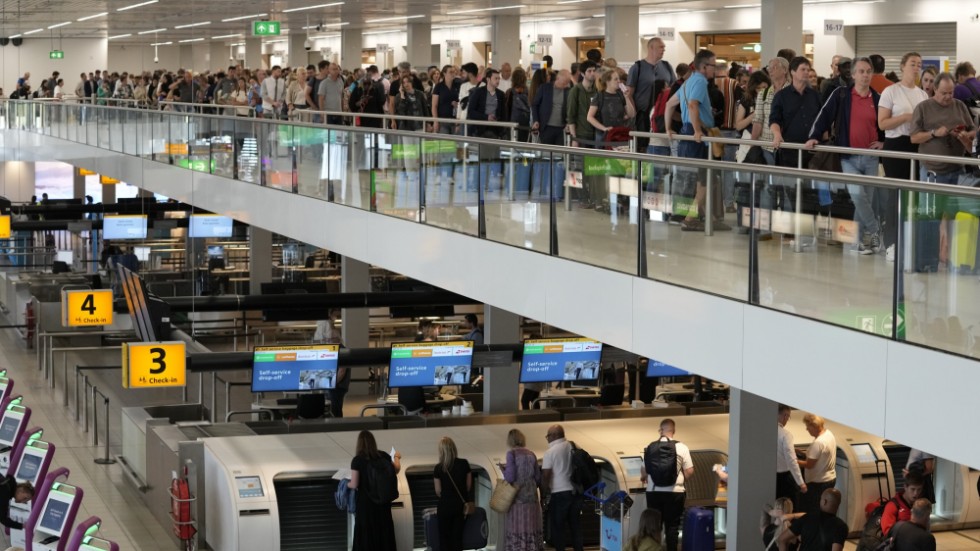 Köer på Amsterdams flygplats Schiphol. Arkivbild.