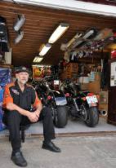 Det Danne Sundström inte vet om Harley Davidson känns inte viktigt att veta. Och han siktar på att dela med sig av sina kunskaper genom att utöka den tidigare hobbyverksamheten med trimning, service och skruvande till riktig företagsverksamhet så småningom.FOTO: Maria Ödalen