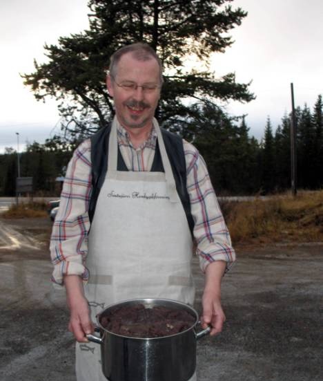 Jan Ohjanen, ordförande i hembygdsföreningen fick bära paltgrytor.