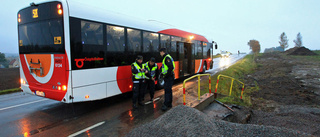 Två till sjukhus efter busskrock