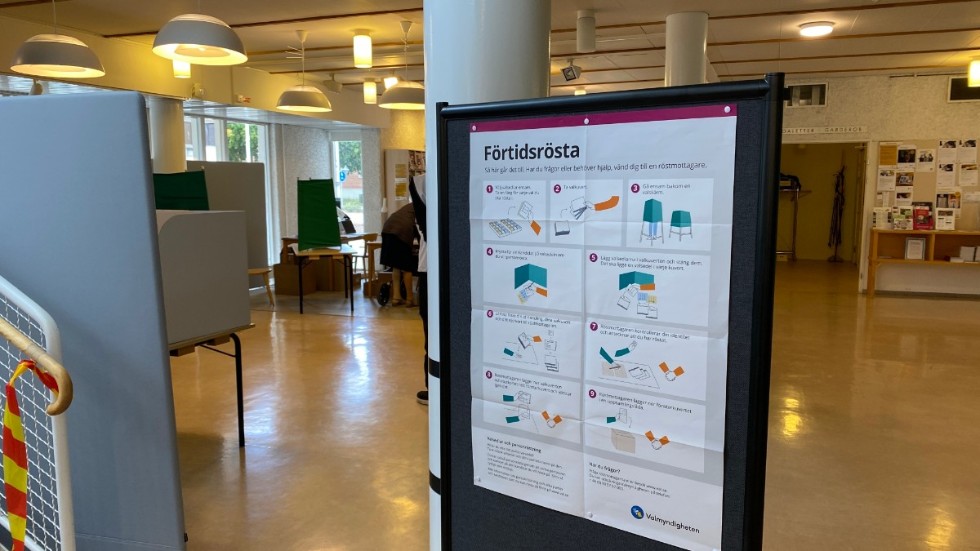 I måndags förtidsröstade kvinnan här på biblioteket i Enköping. Enligt hennes JO-anmälan försökte då en valmottagare att påverka hennes val.