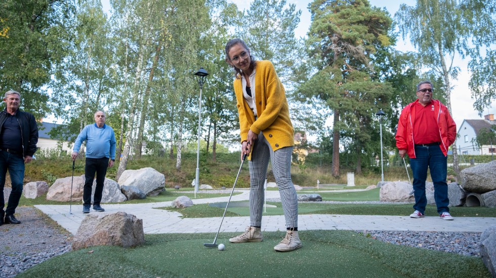 Linda Ivarsson (MP)  har politikens hårdaste slag. I allafall i äventyrsgolf. Det går ett sus från medspelarna i Åtvidabergsslaget.