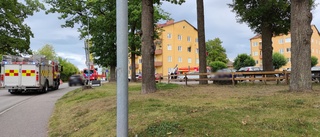 Brand i flerfamiljshus i Finspång – räddningstjänsten ryckte ut