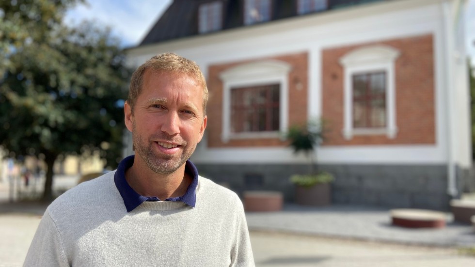 Kommunstyrelsens ordförande Jacob Högfeldt (M) menar att kommunens arbete för jämställda löner är på god väg.