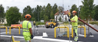 Buss tog i marken när den skulle lämna nya busstationen - gata byggs om