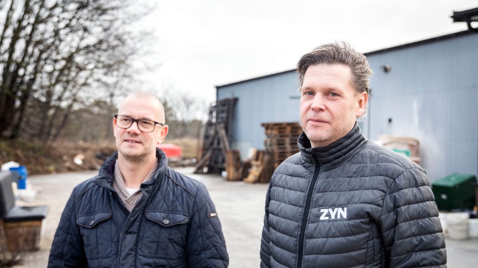 Gotlandssnus grundare Henrik Jakobsson och Niclas Johansson fick det ekonomiskt betydligt bättre efter att ha sålt en majoritet av Gotlandssnus till Swedish Match. Bakom dem syns det gamla kycklingslakteriet i Visby där tillverkningen en gång startade.