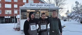 Trion tog steget och öppnade That Greek place