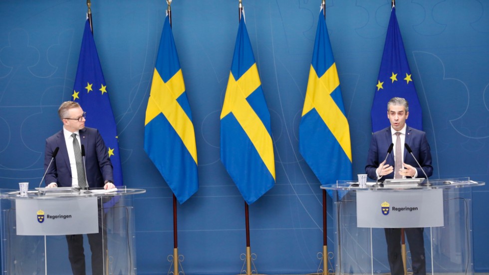 Finansminister Mikael Damberg (S) och energi- och digitaliseringsminister Khashayar Farmanbar (S) under en pressträff i Rosenbad. Regeringen föreslår lättnader för hushåll som drabbats av höga elpriser.