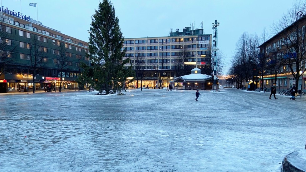 Enligt uppgift till Norran tvingades hemlösa sova utomhus, då uppsamlingsbussen som går till härbärget aldrig kom. ”Det här är jättehemskt, det handlar om redan utsatta som blir ännu mer utsatta”, säger en person till Norran.